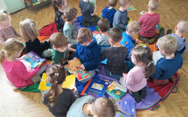 Grupa Świetliki ogląda książeczki dla dzieci