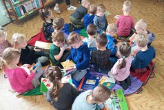 Grupa Świetliki ogląda książeczki dla dzieci
