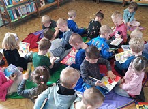 Grupa Świetliki ogląda książeczki dla dzieci
