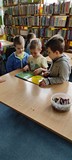 dzieci oglądają książki