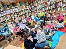 Uczniowie wsłuchani w opowiadanie