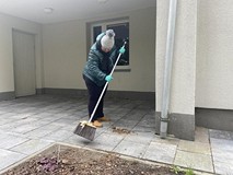 Dominika porządkuje  przestrzeń wokół bilioteki