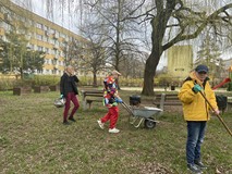 Bibliotekarka wraz dwójką Panów porządkują ogród