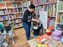 Dopasowywanie elementów stroju do danej postaci z Doliny Muminków