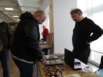 Uczestnicy Giełdy Kolekcjonerskiej prezentują swoje zbiory.