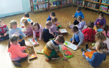 Grupa Biedronki ogląda książeczki dla dzieci