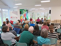 Ania Amrugiewicz i przedstawicielki Slow Koszalin z uczestnikami spotkania.