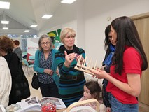 Ania Amrugiewicz podczas rozmowy z uczestnikami spotkania.