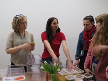 Ania Amrugiewicz podczas rozmowy z uczestnikami spotkania.