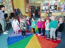 bibliotekarka tłumaczy dzieciom zasady zabawy