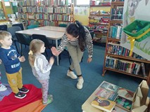 dzieci rzucają do koszyczka królika