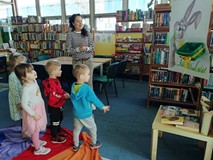 dzieci rzucają do koszyczka królika