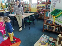 dzieci rzucają do koszyczka królika