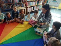 bibliotekarka czyta książkę