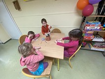 Dzieci wykonują zakładki