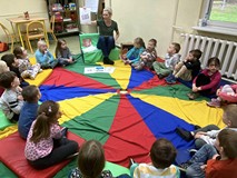 Bibliotekarka czyta dzieciom książeczkę