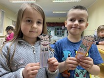 Dziewczynka i chłopiec pozują do zdjęcia z zakładkami
