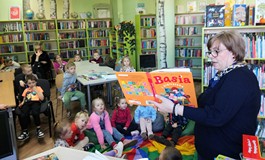 Pani Ania czyta dzieciom „Basię w bibliotece”