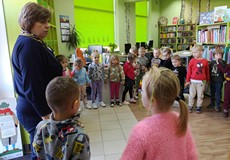 Dzieci stoją w kręgu, tuż przed rozpoczęciem „sałatki owocowej”