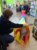 Dzieci wychodzą z biblioteki „magicznym” tunelem