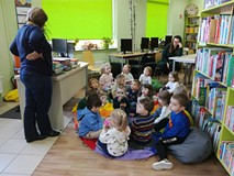 Dzieci słuchają bibliotekarki