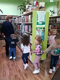 Dzieci zwiedzają bibliotekę „ciuchcią”