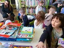 Dzieci oglądają książeczki