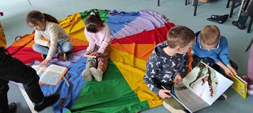 dzieci oglądają książki