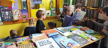 dzieci oglądają książki