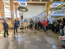 Dyrektor KBP Dariusz Pawlikowski po prawej oraz Jacek Ciechanowicz otwierają wystawę w KBP