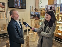 Jacek Ciechanowicz udziela wywiadu do TV MAX