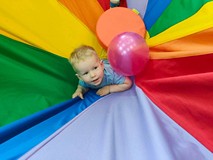 chłopiec podczas zabawy z chustą animacyjną