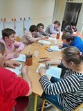 Uczesticy podczas tworzenia pracy plastycznej