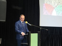 Przewodniczący koła SBP przemawia w czasie Dnia Bibliotekarza w Koszalińskiej Bibliotece Publicznej