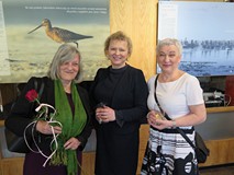 Zasłużone bibliotekarki pozują w czasie Dnia Bibliotekarza w Koszalińskiej Bibliotece Publicznej