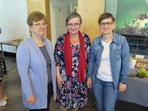 Bibliotekarki z Działu Magazynów pozują w czasie Dnia Bibliotekarza w Koszalińskiej Bibliotece Publi