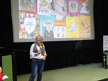 Dr Roksana Jędrzejewska-Wróbel w czasie wystąpienia w Dniu Bibliotekarza w Koszalińskiej Bibliotece 