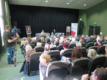 Widok na salę kinową podczas spotkania autorskiego.