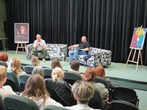 Autor Janusz L. Wiśniewski i prowadzący spotkanie Piotr Pawłowski.