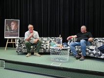 Autor Janusz L. Wiśniewski i prowadzący spotkanie Piotr Pawłowski.