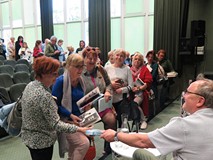 Czytelnicy w kolejce po autografy.