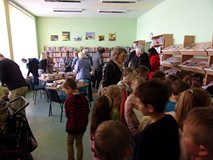 uczestnicy wybierają książki