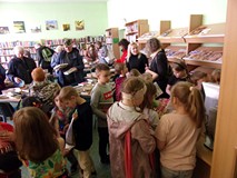 uczestnicy wybierają książki