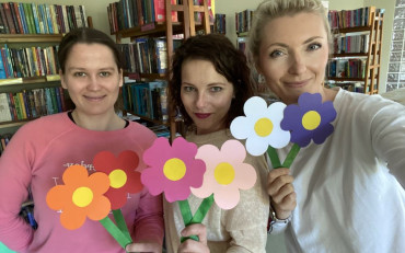 Bibliotekarki prezentujące kwiatki wykonane przez naszych czytelników