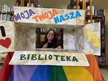 Bibliotekarka pozująca w fotobudce
