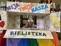 Bibliotekarka pozująca w fotobudce