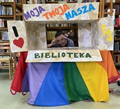 Bibliotekarka pozująca w fotobudce
