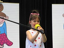 Uczestniczka finału powiatowego przeglądu recytatorskiego dla przedszkolaków 