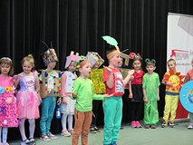 Przedszkolaki z Przedszkola nr 16 w Koszalinie w czasie występu ekologicznego w KBP