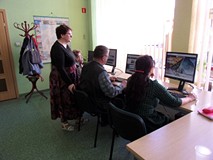 na zdjęciu kursanci przy komputerach
